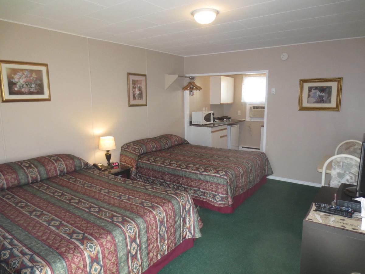 Overlander Motel Chase Exterior photo