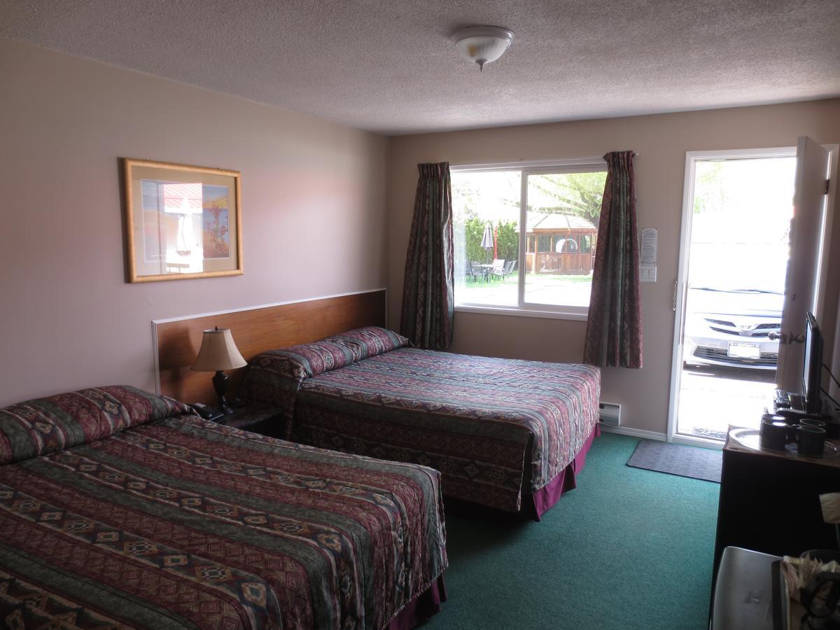 Overlander Motel Chase Exterior photo