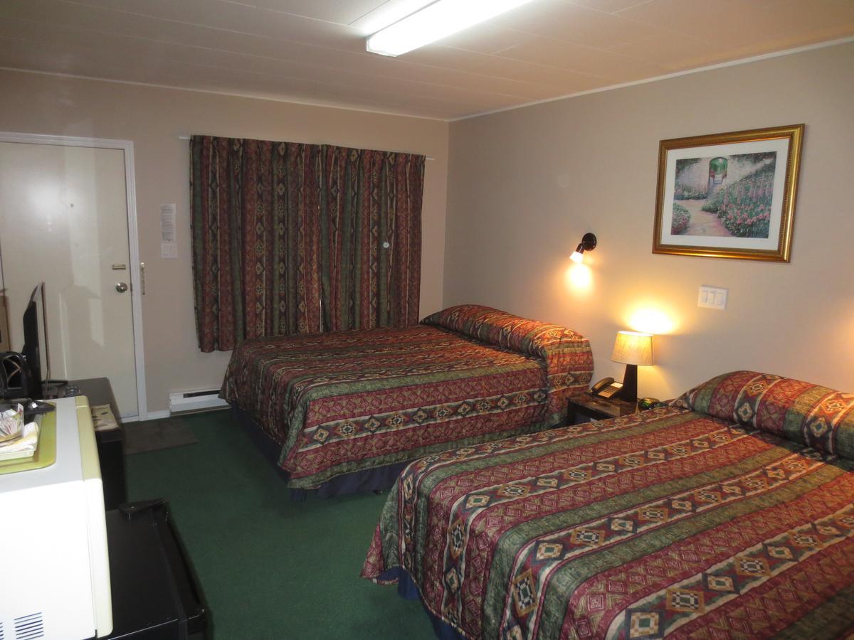 Overlander Motel Chase Exterior photo