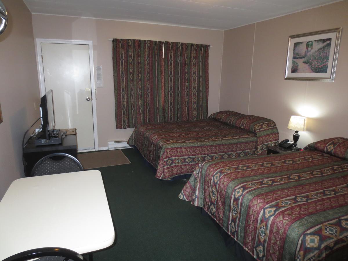 Overlander Motel Chase Exterior photo
