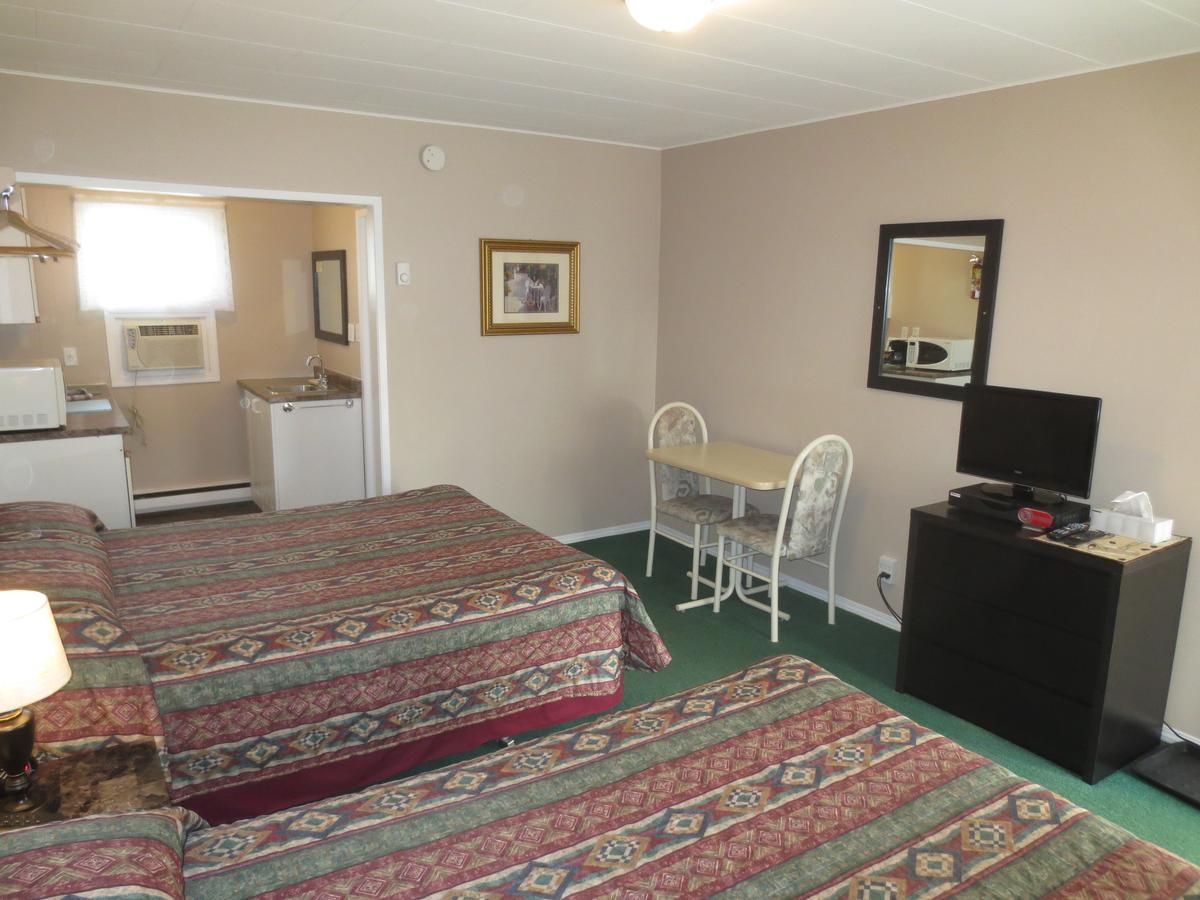 Overlander Motel Chase Exterior photo
