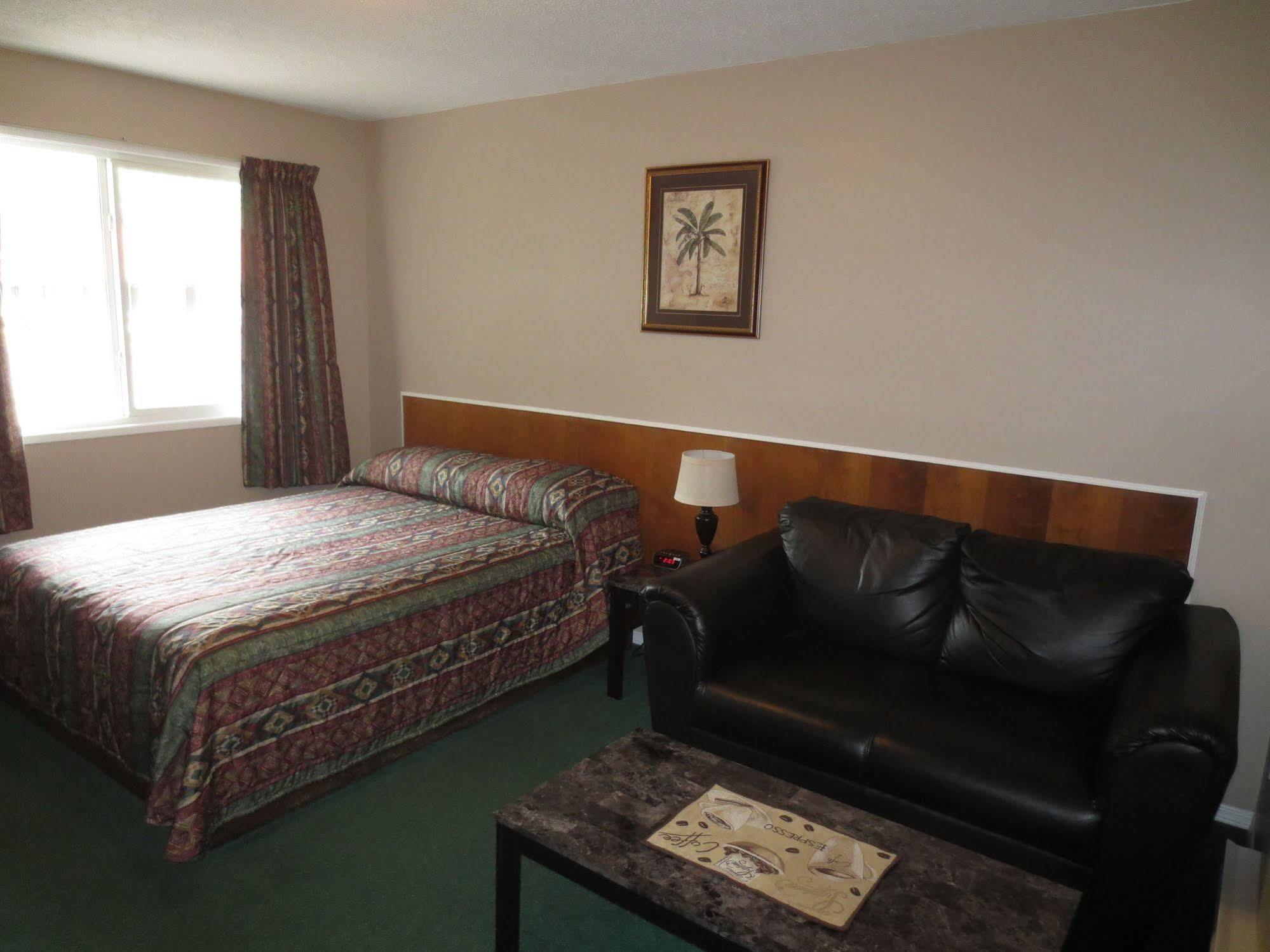 Overlander Motel Chase Exterior photo