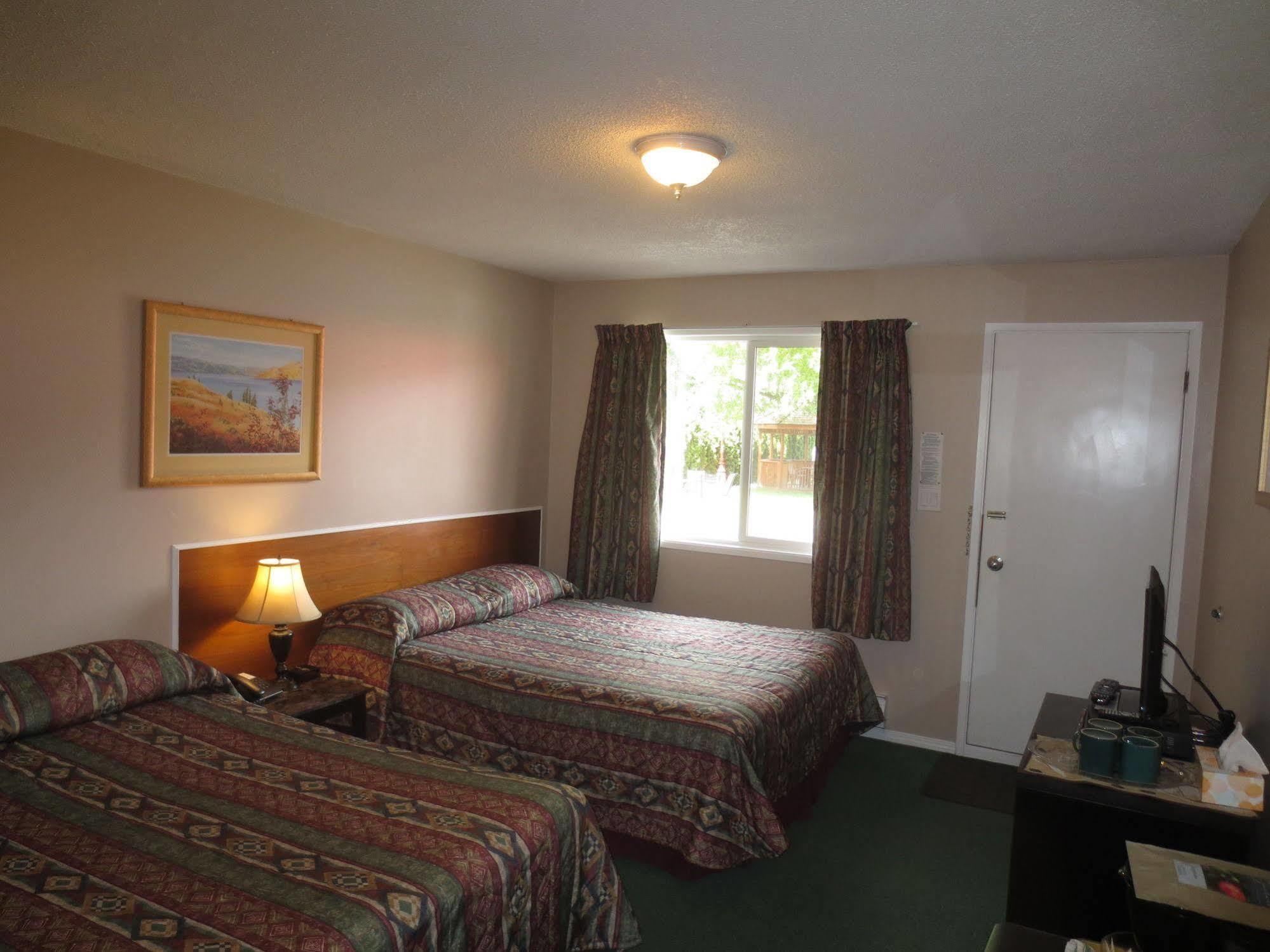 Overlander Motel Chase Exterior photo